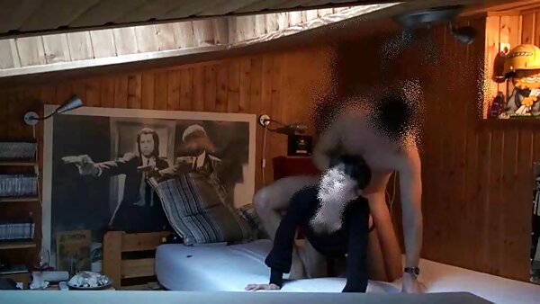 Жешките лезбејки изведуваат неверојатна тројка на софата
