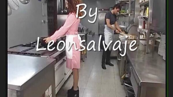 Воодушевувачката кинеска курва Вероника Лин се удира во кучешки стил пред двајца откачени пички
