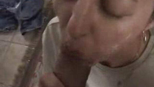 Заебаната јапонска тинејџерка Маи Асахина го растегнува својот дабар со спекулум