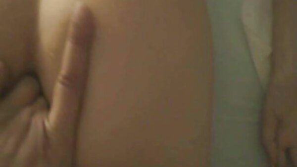 Девојки со бледа кожа ги покажуваат своите секси тела на веб камера