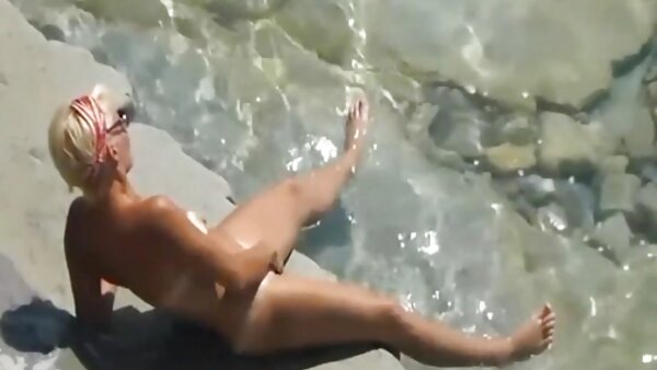 Грозната црвенокоса слатка во морнарско одело дува две слатки колбаси