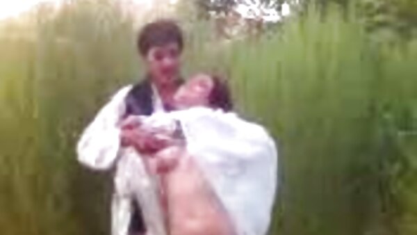Прекрасна бринета CeCe Stone ужива во цицање и дркање големи донг