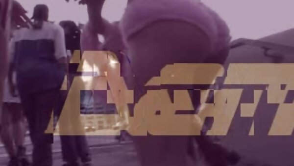 Малата бринета кучка со гради го скокотка масичето од терапевт за масажа