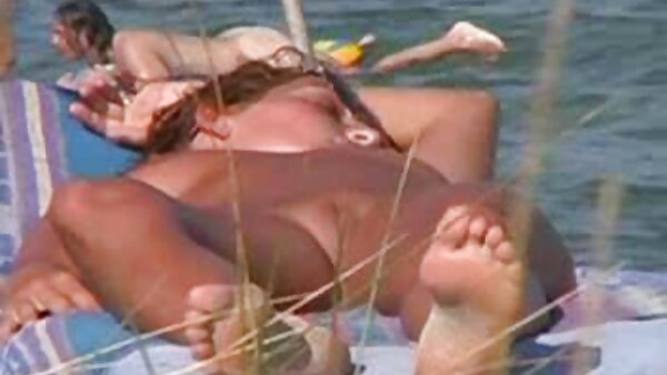 Абоносната љубителка Ана Фокс ужива во лижење на пичката на девојката која сака секс
