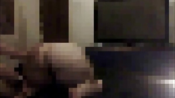 Тенка светла коса тинејџерка лакомо го вози монструозниот дик на нејзиниот БФ во стил лице в лице