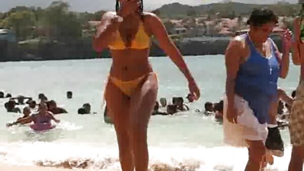 Мега busty shemale секс кукла задник ја ебе својата обетка во погрешна поза
