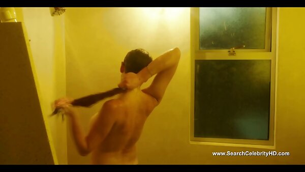 Темнокосата напалена убавица го цица својот маж после туширање