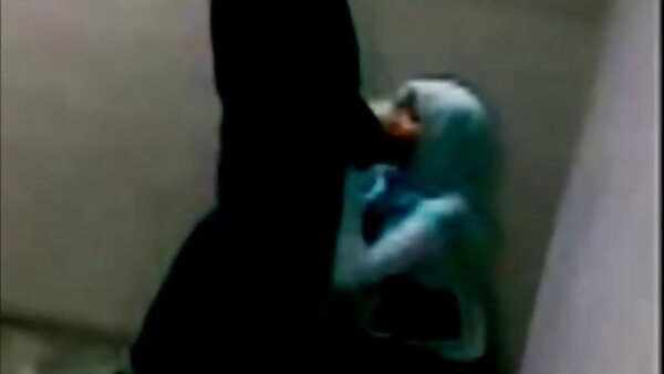 Смирената бринета бебе Кејмор Кеш ужива во аналното ебање во хардкор акција во тројка